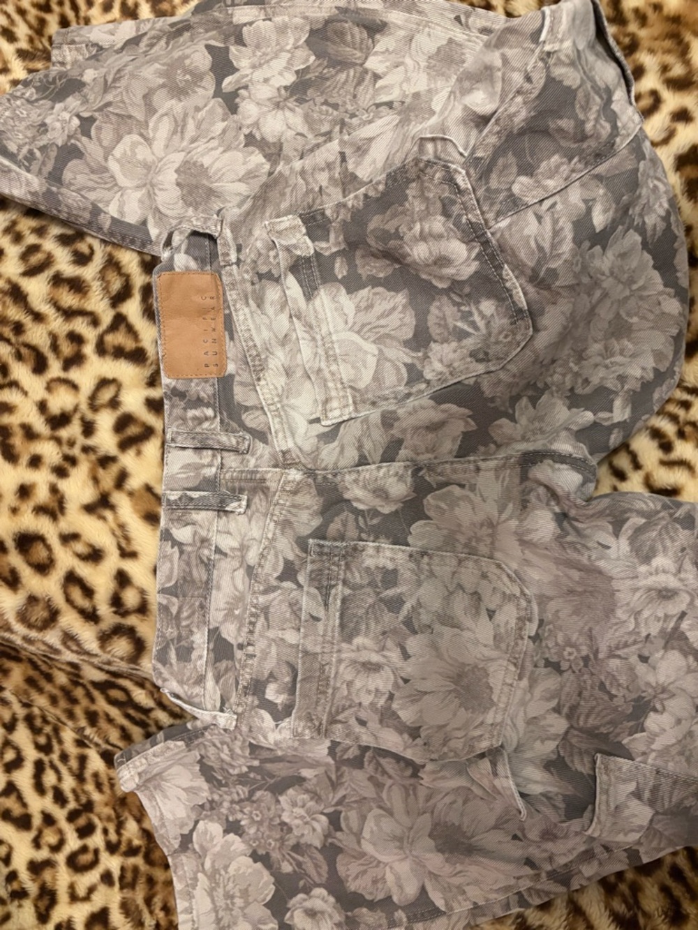 Floral Print pants in Gray and Cream